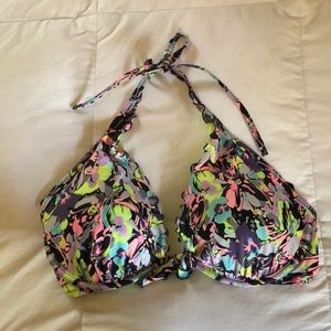 Multi-color patterned bikini top w ruffle detail